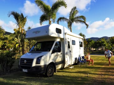 Schrägansicht des Campers Double Up von Mighty Australien