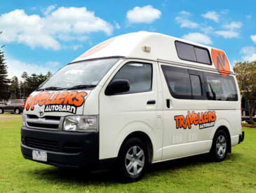 Seitenansicht des Kuga Campervan von Travellers Autobarn Australien