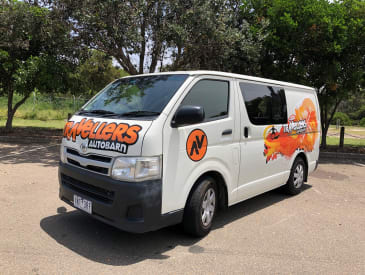 Travellers Autobarn Chubby Van fotografiert von vorne in Neuseeland mit Bäumen