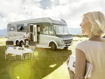 Beim Frühstücken vor dem Premium Luxury von McRent Deutschland