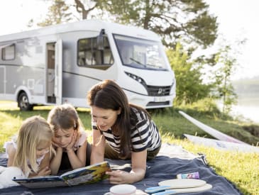 Beim vorlesen vor dem Compact Luxury von McRent Spanien