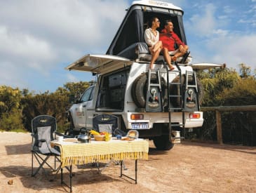 Entspannen auf dem Dach des 2 Personen 4WD Camper von Redsands Campers Australien