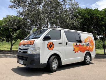 Seitenansicht des Chubby Camper von Travellers Autobarn Australien