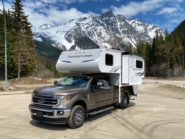 Front und Seitenansicht des Truck Camper Slide-Bunk von Fraserway RV Kanada