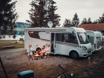 Am Lagerfeuer mit dem Active First von rent easy Italien
