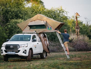 Praktisches Dachzelt des Toyota Single Cab SE von Britz 4x4 Rentals Afrika