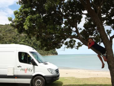 Gemütliches Abhängen vor dem Camper Deuce von Mighty Australien
