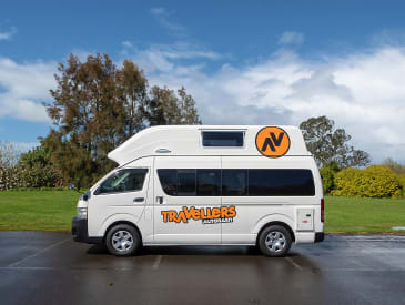 Seitenansicht des HI5 Campervan von Travellers Autobarn Australien