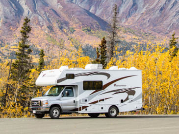 Natur und Berge hinter dem C-Medium Wohnmobil von Fraserway RV Kanada