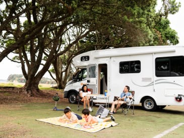 Entspannte Familienzeit vor dem Frontier von Britz Rentals Neuseeland