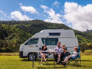 Picknick vor dem Double Down Camper von Mighty in Australien