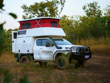 Seitenansicht des 2 Personen The Wanderer 4WD Camper von Redsands Campers Australien
