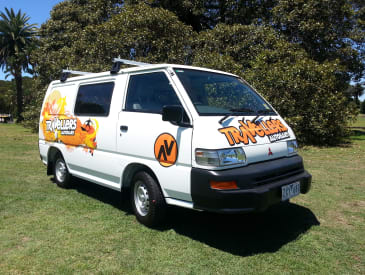 Seitenansicht des Budgie Van von Travellers Autobarn Australien