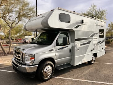 Frontansicht des C2 19ft Class C von Road Camper Amerika