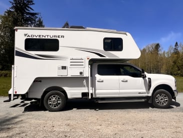 Seitenansicht des Truck Camper von Road Camper Amerika