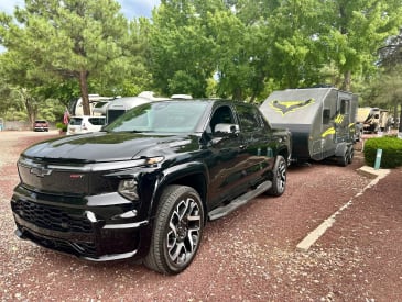 Das C5-Elektro Auto mit Wohnwagen 21ft von Road Camper Amerika