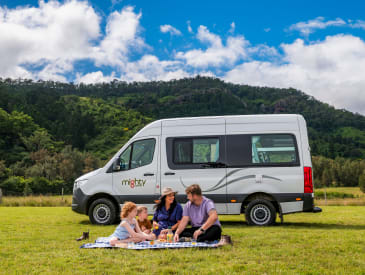 Picknick vor dem Double Down Camper von Mighty in Australien