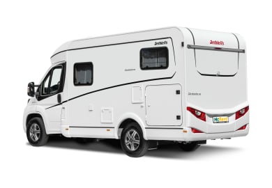 Seiten und Heckansicht des Compact Plus von McRent Portugal