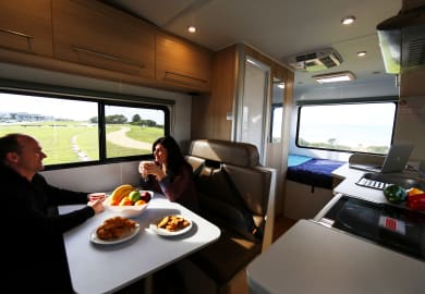 Frühstückszeit im Camper Big Six von Mighty Australien