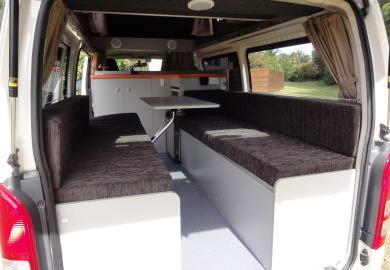 Sitzgruppe des Kuga Campervan von Travellers Autobarn Australien