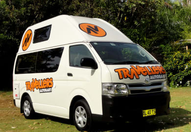 Ganze Ansicht des  Kuga Camper von Travellers Autobarn Neuseeland