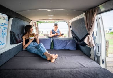 Große, bequeme Schlaffläche im Chubby Van von Travellers Autobarn Neuseeland