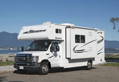 Front und Seitenansicht mit Slideout  des C-Large Wohnmobil von Fraserway RV Kanada