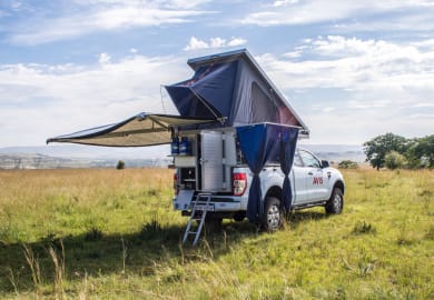 Campen in der Natur mit dem Luxury Safari Camper L von Avis Afrika