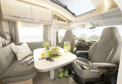 Sitzgruppe im Compact Plus von McRent Finland