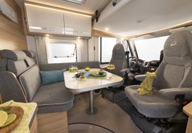 Sitzgruppe mit Esstisch im Compact Luxury von McRent Vereinigtes Königreich