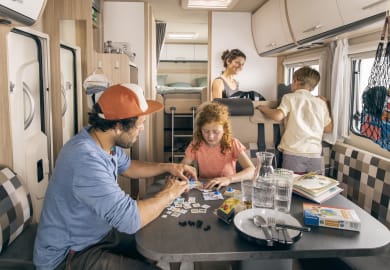 Gemütlicher Spiele Abende im Family Luxury von McRent Spanien