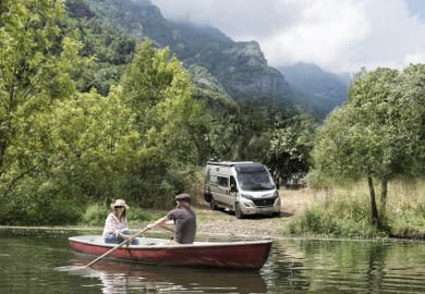 Am See mit dem Compact Tourer V3 von DRM Deutschland