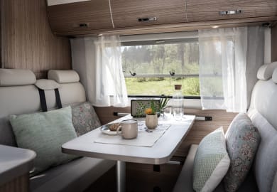 Gemütliche Sitzecke des Family Extra von rent easy Italien