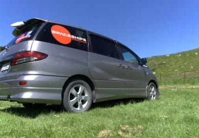 Seitenansicht vom Beta 2S SC Camper von Spaceships in Neuseeland