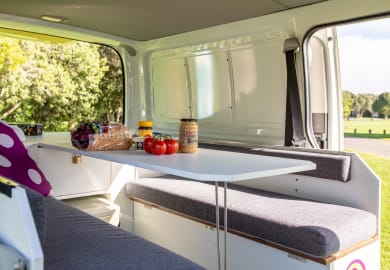 Gemütlich Essen im Jucy Compass Camper in Australien