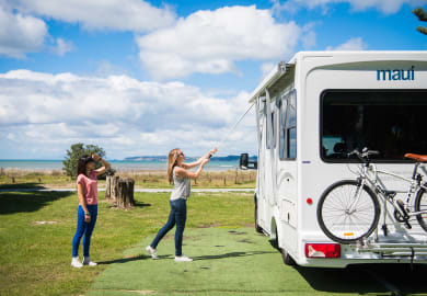 beim Markise aufbauen vor dem Cascade Elite von Maui Rentals Neuseeland