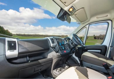 Die Fahrerkabine im 6-Bett-Royale von LetsGo Australien