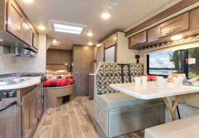 Großer Innenraum des C-Large Wohnmobil von Fraserway RV Kanada