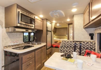 Küche und Sitzbank im C-Medium Wohnmobil von Fraserway RV Kanada