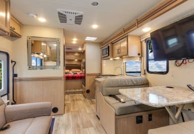 Innenraum des C-XLarge Wohnmobil von Fraserway RV Kanada