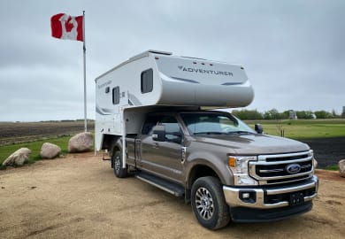 Front und Seitenansicht des Truck Camper Slide-Bunk von Fraserway RV Kanada