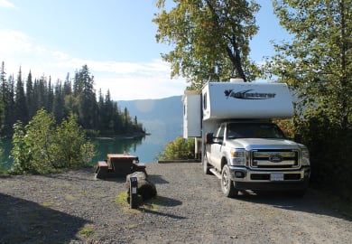 Am See mit dem Truck Camper Slide-Bunk von Fraserway RV Kanada