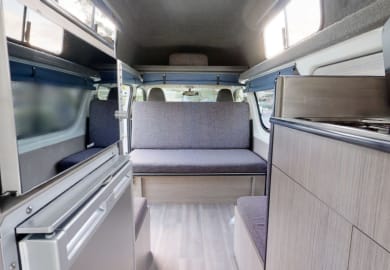 Der funktionale Innenbereich des 2-Bett Hi Top von Go Cheap, Australien