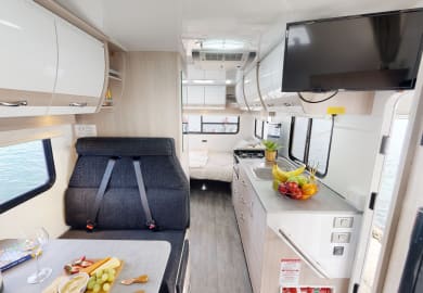 Der geräumige Innenbereich des 4-Bett Deluxe von Cruisin Australien