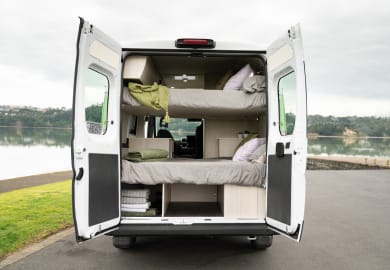 Heckansicht auf die Betten vom Jucy Cruiser Camper in Australien