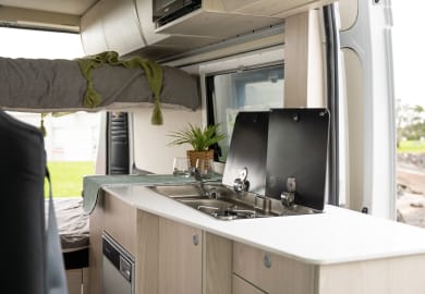 Die Küchenzeile vom Jucy Cruiser Camper in Australien