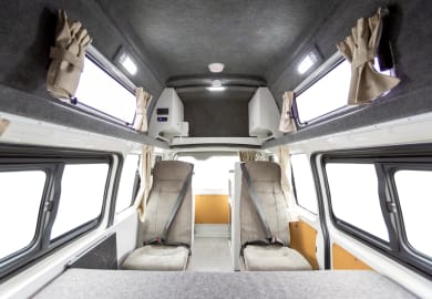 Der geräumige Innenraum des Endeavour von Hippie Camper Neuseeland