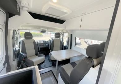 Drehbare Vordersitze - Umbau zum Essbereich im Polaris 2 von Star RV