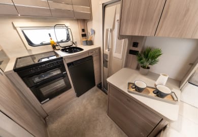 Die geräumige Küche des UK Camper 2 von McRent Vereinigtes Königreich