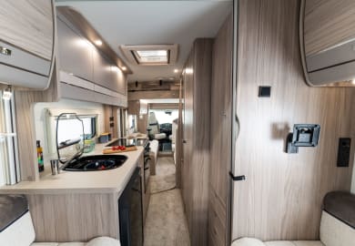 Die geräumige Küche des UK Camper 6 von McRent Vereinigtes Königreich